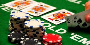 Pengguna membaca aturan VIP di ponsel